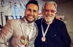 Cantor natural de Rio Bom ganha prêmio ‘Destaks do Ano’; confira