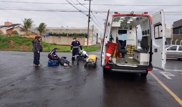 Colisão entre carro e motocicleta deixa homem ferido em Arapongas