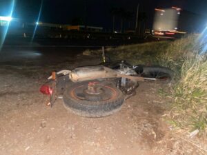 Acidente entre caminhão e moto em Apucarana provoca uma morte