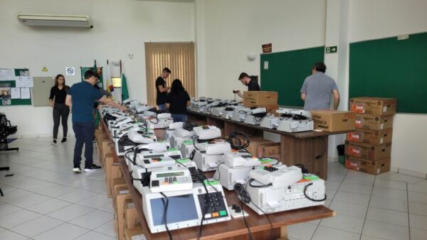 Após concluir geração de mídia, Fórum inicia carga e lacração de urnas em Apucarana