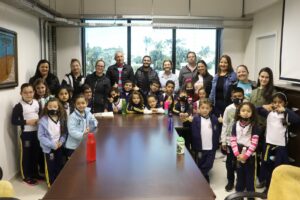 Alunos visitam setor de Cadastro da Prefeitura de Arapongas