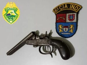 Homem é preso por posse de arma de fogo, após agredir enteada em Faxinal