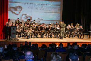 Apresentação da banda do 30º BIMec lota o Cine Teatro Fênix em Apucarana