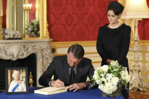Bolsonaro visita o caixão da rainha Elizabeth II em Londres