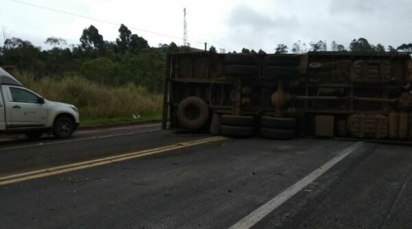 Caminhão frigorífico tomba na BR-376, em Califórnia