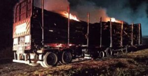 Carreta carregada com eucalipto pega fogo na PR-272, em Faxinal
