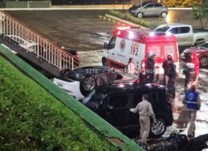 Carro com três estudantes cai de estacionamento de faculdade