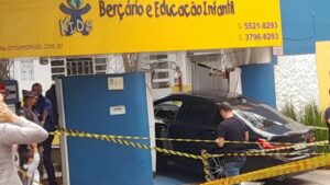 Carro de luxo invade escola e mata criança de 4 anos