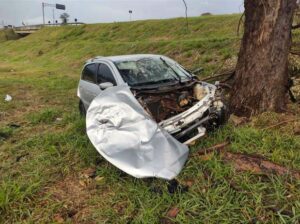 Carro fica destruído após acidente registrado na BR-369