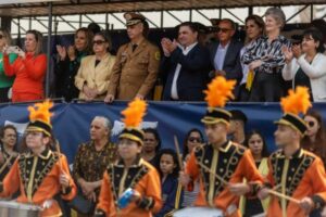 Grande público acompanha Desfile Cívico em Arapongas