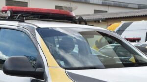 Dupla dá marcha ré em carro e furta materiais de depósito em Marilândia do  Sul