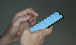 Dupla é suspeita de furtar celular em restaurante na PR-466