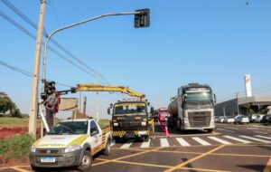 Semáforos disciplinam trânsito entre rodovia e novo residencial em Apucarana