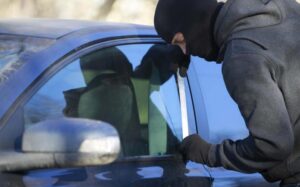 Homem é flagrado tentando arrombar carro em Ivaiporã