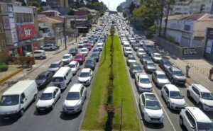 Quase 900 mil veículos estão com IPVA atrasado no Paraná; veja como consultar