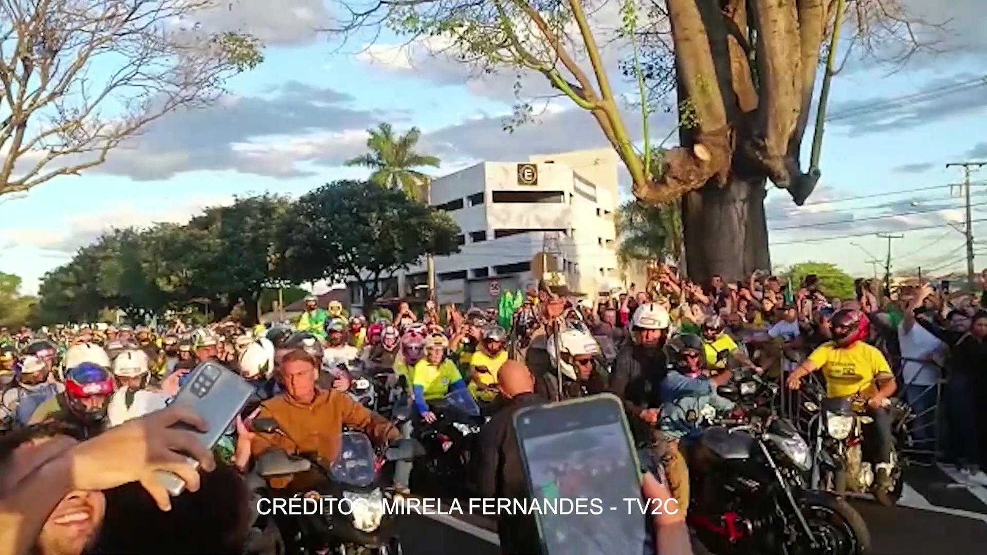 Jair Bolsonaro promove motociata em Londrina; assista