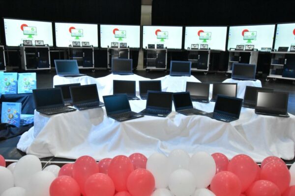 Jandaia do Sul distribui chromebooks e lousas interativas para escolas municipais
