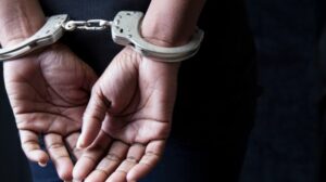 Mãe denuncia filho, mas acaba presa no Paraná; entenda
