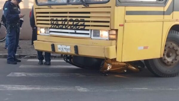 Moto vai parar debaixo de ônibus escolar em Arapongas; Samu é chamado