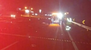 Motociclista morador de Arapongas bate contra caminhão, cai na pista e sofre atropelamentos