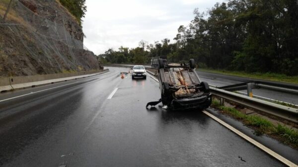 Motorista de Maringá bate carro em mureta e capota na BR-376