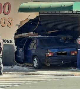 Motorista de Monza invade mercado de Marilândia do Sul; veja