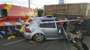 Motorista é intubado após bater em caminhão no Contorno Sul de Maringá