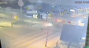 PR: Câmera flagra caminhonete furando sinal e causando acidente; veja