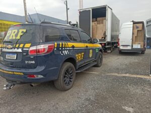 PRF apreende 350 mil maços de cigarros contrabandeados no PR