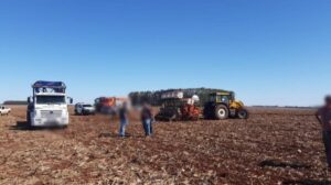 Trabalhador rural cai de trator e morre atropelado por plantadeira