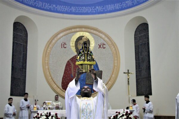 JUBILEU 80 ANOS: Novena da Paróquia Nossa Senhora Aparecida homenageia funcionários públicos e liberais em Arapongas