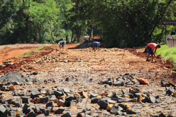 Prefeitura de Arapongas avança com obras na Estrada Bandeirantes e Rua Gavião Pomba Azulada