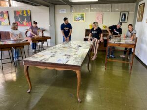 SECLE organiza conteúdo da Urna Histórica para exposição na Biblioteca em Arapongas
