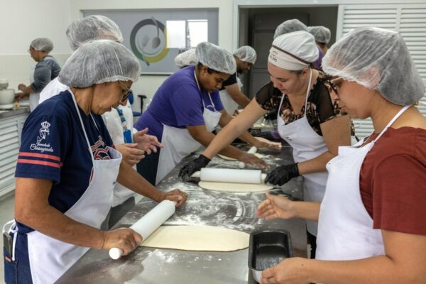 Cozinha Escola Municipal de Arapongas inicia aulas do curso de preparo de pães e bolachas