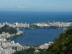 Helicóptero cai na Lagoa Rodrigo de Freitas, no Rio