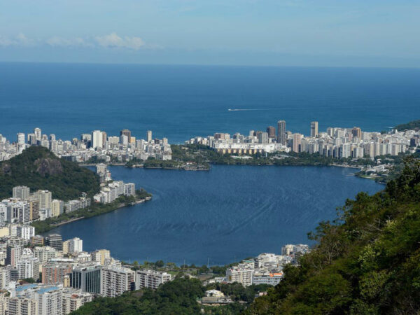 Helicóptero cai na Lagoa Rodrigo de Freitas, no Rio