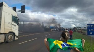 Arapongas – Caminhoneiros bloqueiam PR-444 em protesto à vitória de Lula