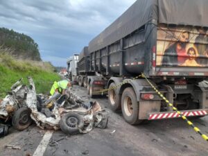 Acidente entre carro e duas carretas deixa motorista morto na BR-376