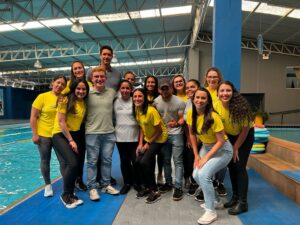 Nadador Gustavo Borges visita academia Aquático ERM em Arapongas
