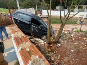 Acidente deixa duas pessoas feridas no Jardim Paraíso, em Apucarana