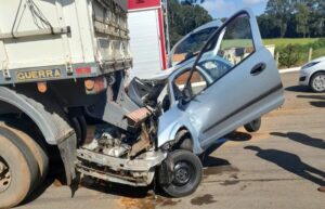 Acidente entre carro e caminhão deixa motorista ferido no Paraná