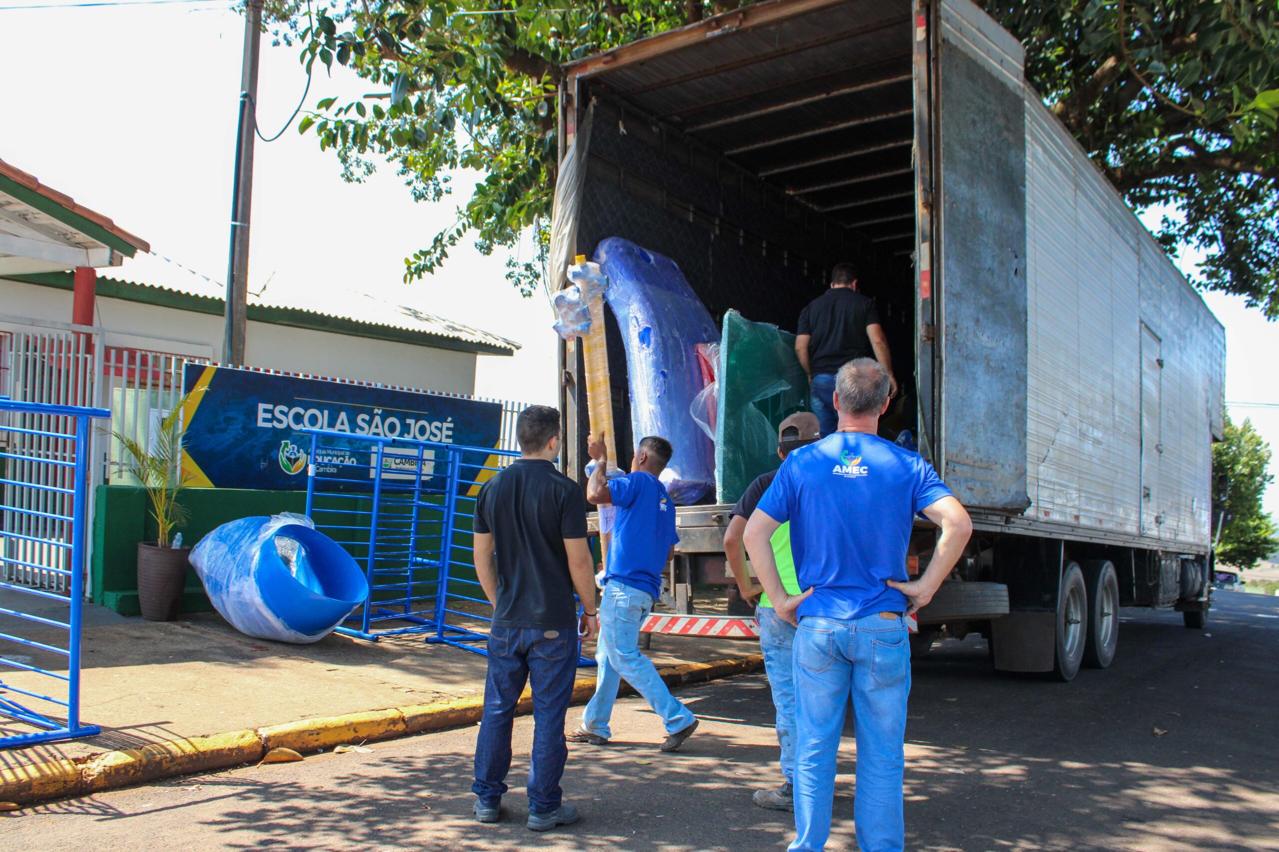 Amec Cambira presenteia Escolas e Cmeis com parquinhos novos