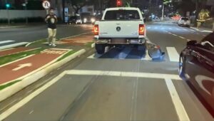 Caminhonete atropela motociclista e arrasta moto por quase dois quilômetros, diz Corpo de Bombeiros
