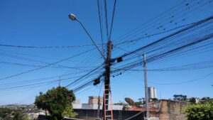 Apucarana fixa prazo para Copel retirar cabos soltos e reposicionar rede fora da altura regulamentar