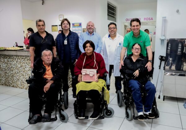 Adefiap faz nova entrega de cadeiras de rodas motorizadas em Apucarana