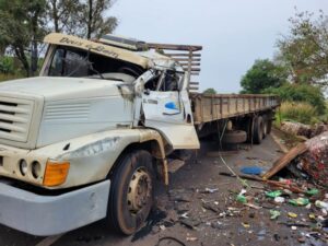 Caminhão carregado com sucata tomba e motorista morre na BR 369