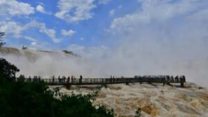 Passarela sobre as Cataratas do Iguaçu é reaberta após redução da vazão histórica