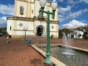 Decoração natalina começa a ser instalada em Apucarana