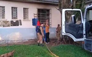 PMs e moradores de Faxinal evitam propagação de incêndio em colégio