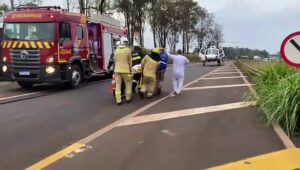 Mulher fica presa às ferragens de carreta após tombamento na BR-376